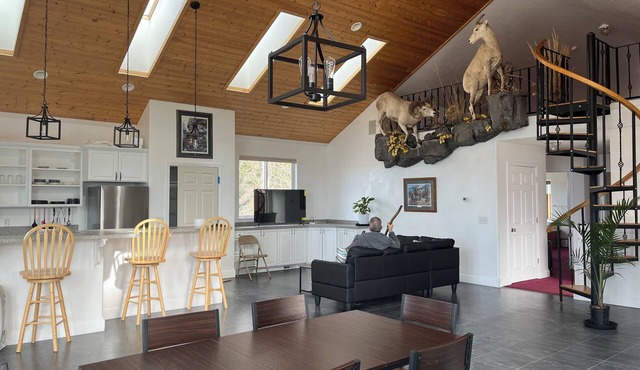 Spacious 2-bedroom house with AC, with great views between Whitefish & Kalispell