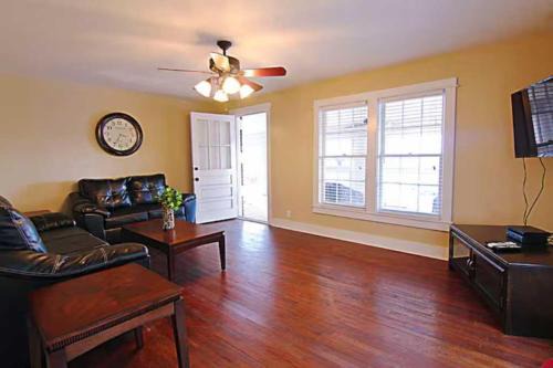 Spacious 2BR Condo Near Wilson Park and Live music