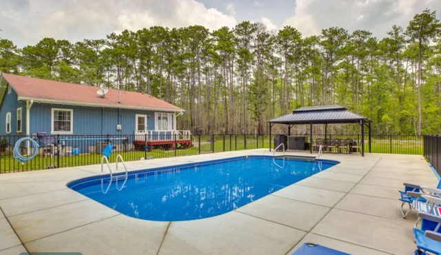 Spacious 3 bedroom house in Little River. WiFi, AC, pool near Cherry Grove beach