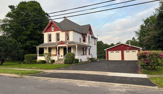 Spacious 5-bedroom river house in charming Deposit