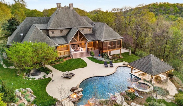 Spacious 6-bedroom house in marvelous Franklin w/in miles of downtown Nashville