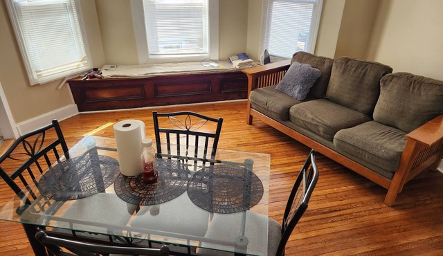 Spacious 6-bedroom house in charming Springfield with AC, WiFi