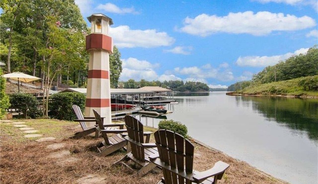 Spacious 6BR Greene Lodge on Lake Keowee, perfect for family getaways!