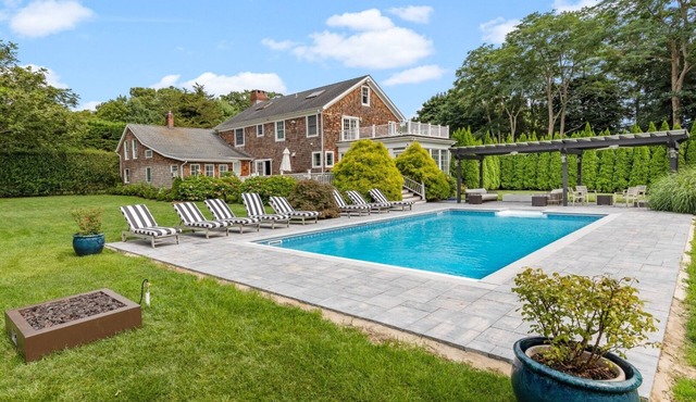 Spacious 7-bedroom house in gorgeous Southampton with heated pool