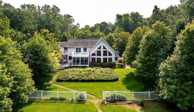 Spacious A-Frame with Lake Michigan Views & Hot Tub-Family Friendly