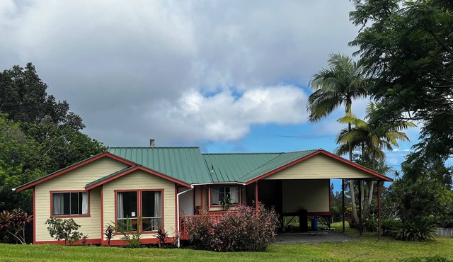 Spacious charming private cottage on tropical Coffee Farm with ocean views