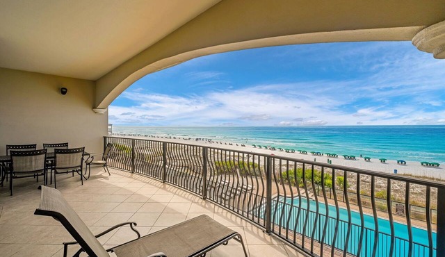 Spacious Gulf-Front Condo in Destin with Beach Service and Pool Access