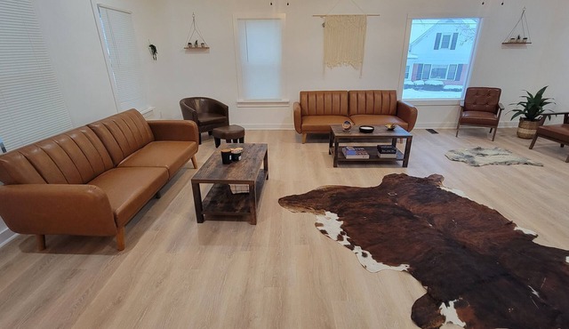 Spacious Modern Farmhouse – Renovated 2023, Huge Yard & Near Downtown