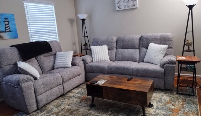 Spacious Pet Friendly, 4-bedroom house with AC. 5 minutes from Univ of Delaware