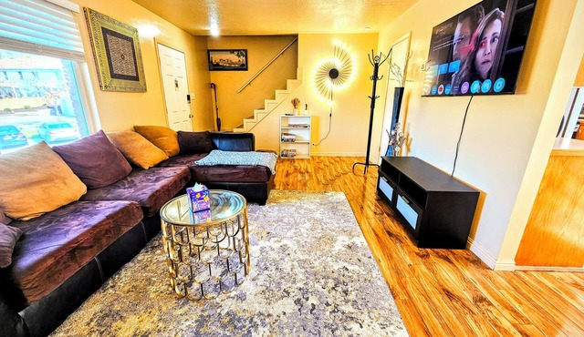 Spacious Ski Base 3BR/3BA: 30m to Ski Resorts: Pets Welcome