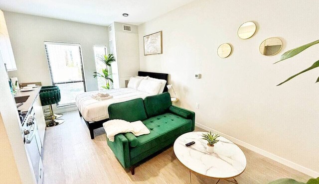 Spacious Studio Unit in Des Moines in Des Moines
