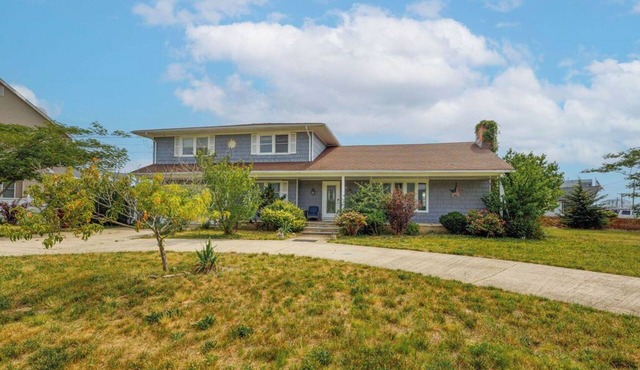 Spacious Waterfront house, gorgeous water views!