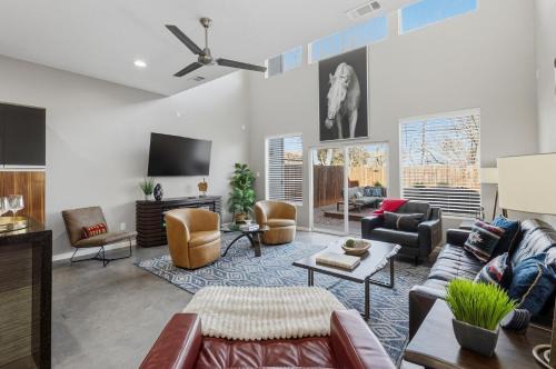 Steps to Dickies Arena Lux Home Garage Parking