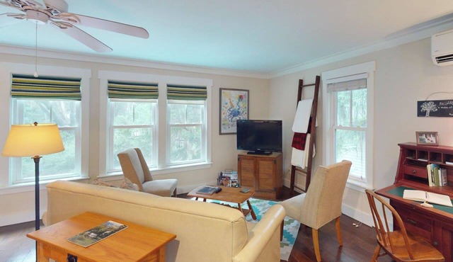 Steps to Riverfront: Dtwn Bluffton Studio!