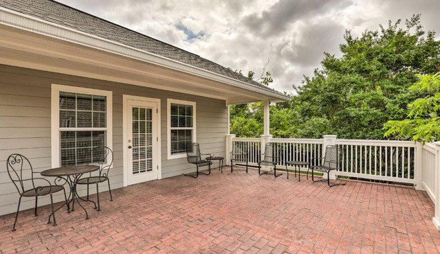 Studio in College Station w/Expansive Deck!