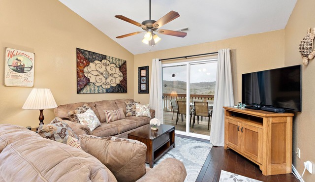 Stunning Lake View Penthouse - Pool - Close to SDC