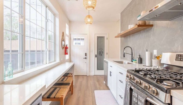 Stylish 2-bedroom Walking Distance to Downtown