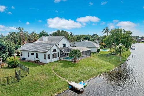 Stylish Lake Luxe Equine on waterfront w screened in heated pool Lake Views Hosted By Relaxtay