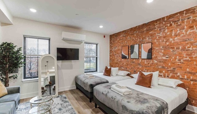 Stylish Studio Sleeps Four | 10 mins to DT (B)