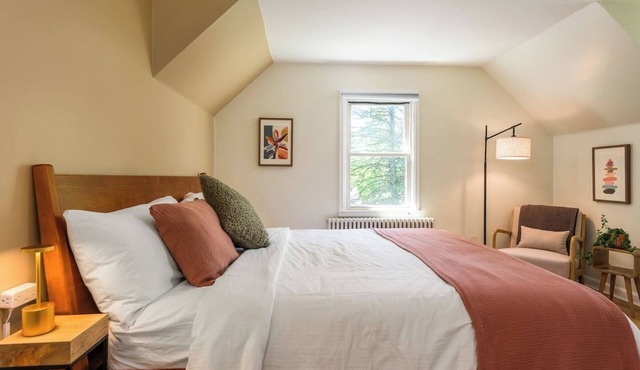 Summer Days Hiking, Quiet Yard, an Easy Escape Near New Paltz