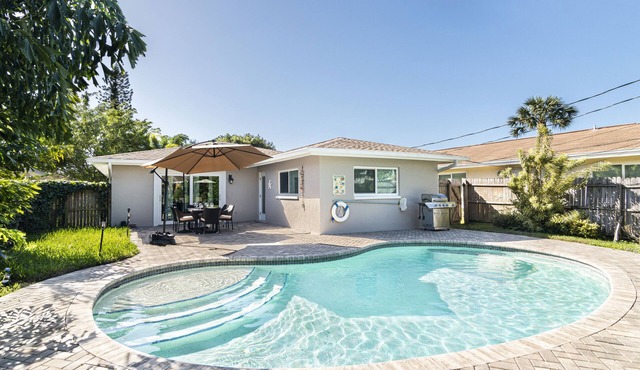 Summer Specials! Cute Designer Home, Heated Pool, Close to the Beach, FREE Bikes