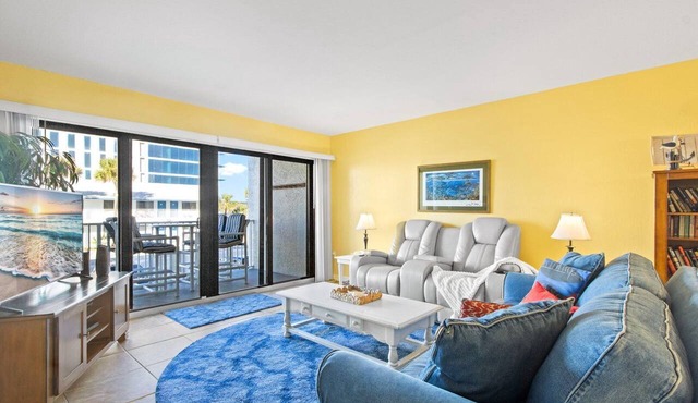 Sunny Cocoa Beach Condo W/Steps To Pool & Beach Access 🌴