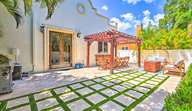 Sunny Sarasota Abode w/Yard ~ 1 Mi to Dtwn!