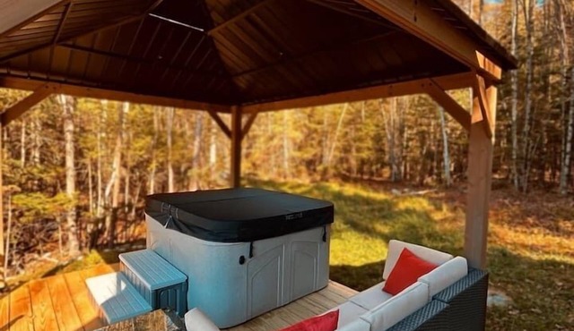 Sunny Waterfront Cottage at FarAway Pond