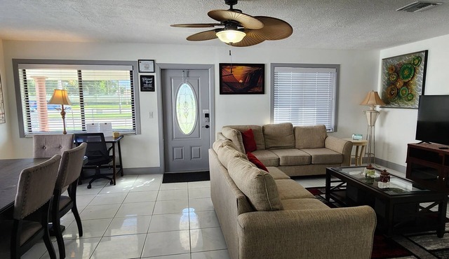 Sunshine Retreat -near Beaches, Ballparks, Eats and Shopping!