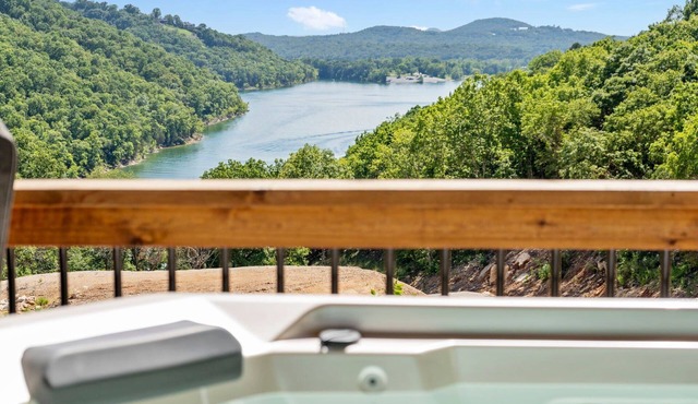 Table Rock Views with Private Hot Tub, Indoor/Outdoor Pools, Near Silver Dollar City & Free Tickets