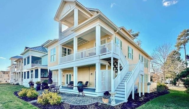 The Peninsula house w/indoor/outdoor pools, on-site golf & tennis/pickleball