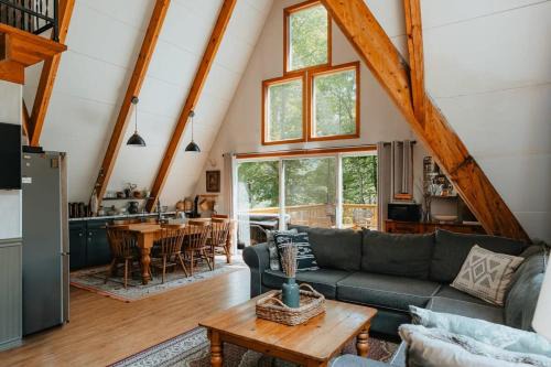 The Riverside Cabin - Rustic & Private Retreat