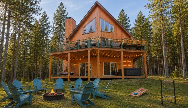 The Wild Pine - Torch Lake Retreat: Speakeasy, Hot Tub, Sauna, Golf Sim, Arcade