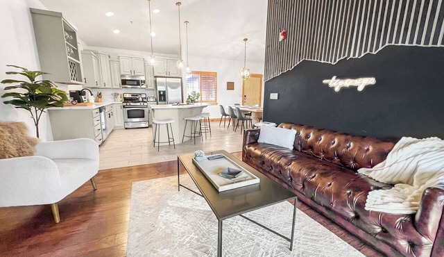 Top Floor, Elevator, Sleeps 8, steps from Hot Tub