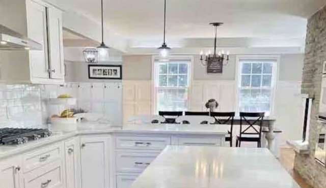 Tranquil Convenient Location 6-bedroom Bright Modern Farmhouse Arcade Huge Yard
