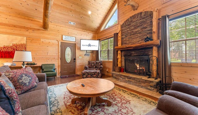 True Log Cabin near Thunder Ridge Nature Arena-Private Hot Tub-Billiards-Free Attraction Tickets