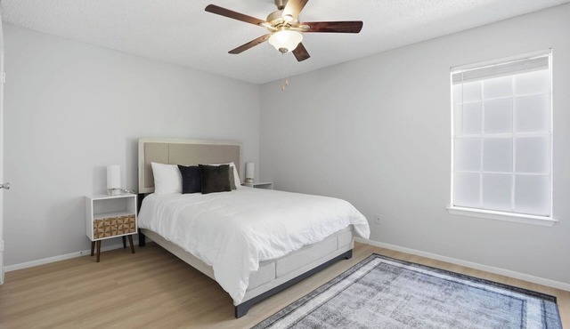 Updated 2BR 2BA with full kitchen