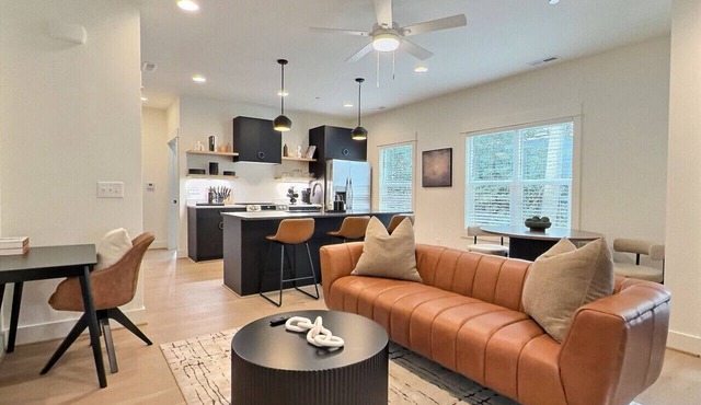 Upscale Stay, Free Parking, Walk to Eats and Parks