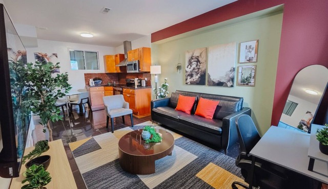 Vale/King Bed/Elevator/Balcony/Ensuite