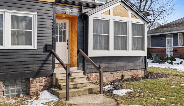 Victorian Gem Private Entry W/D + Kitchen