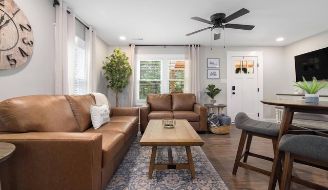 Walk to Downtown Jboro · Remodeled 3BR · Sleeps 6