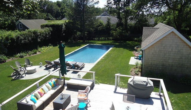 WALK TO MAIN STREET FROM HISTORIC BRIDGEHAMPTON COTTAGE