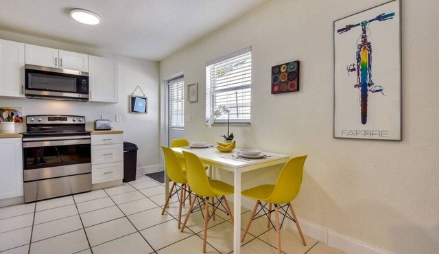 Walk to Sarasota Bay, Free WIFI, parking and laundry