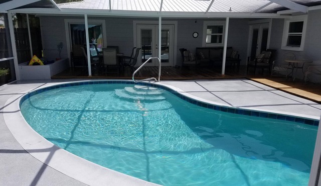 Waterfront Oasis w/Heated Pool & Tiki Bar-kayaks-close to springs-we have some open weekends in June 2026!