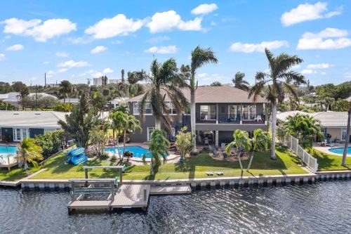 Waterfront Oasis1 blk to beach-Kayaks-Game room-Fire Pit