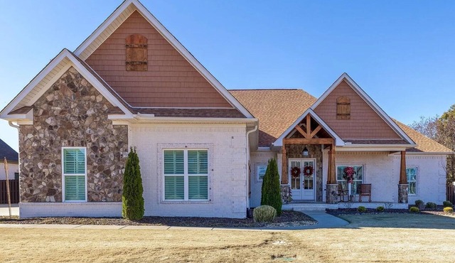 Well-Appointed 4 Bedroom Home Near Charming Athen’s Square