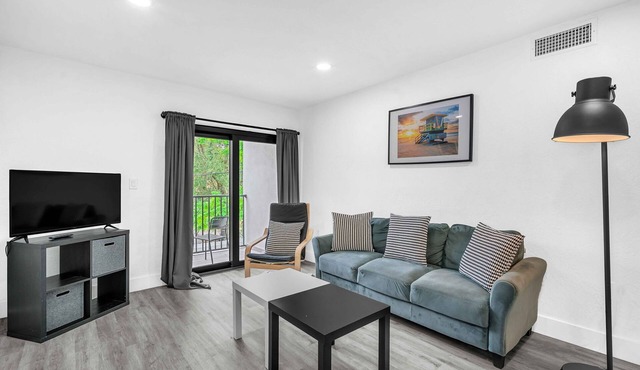 West Brickell #3 - Modern 2/1 Apt & Parking