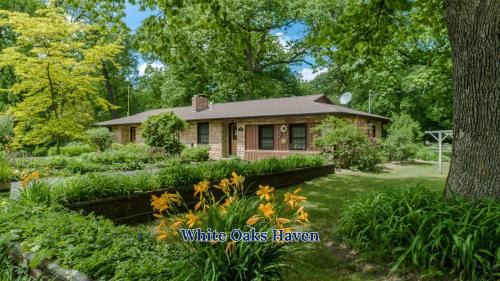 White Oaks Haven - Dog-Friendly Nature Escape with Hot Tub and Fire Pit