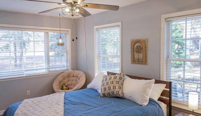 Woodland Hideaway: Cozy 1 bedroom apartment tucked away in a quiet neighborhood.