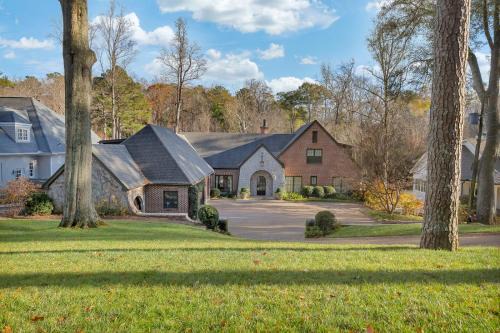 World Cup Luxury estate w fire pit & patio